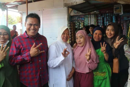 Risma Disambut Pedagang Pasar Gorang Gareng Magetan, Dorong Perajin Batik Lokal Mandiri Foto BeritaJatim.com