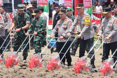 Kapolri Bersama Panglima TNI Tanam Jagung di Sidoarjo Foto BeritaJatim.com