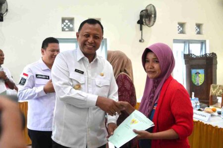 Bagikan PTSL di Dua Desa, Pemkab Kediri Sampaikan Pesan Ini Foto BeritaJatim.com