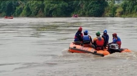 Tak Kuat Berenang, Pemuda di Mojokerto Terbawa Arus Sungai Brantas Foto BeritaJatim.com