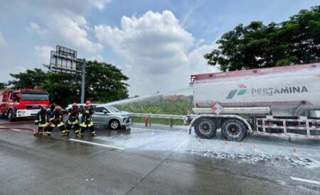 Mobil Tangki Terbakar di Exit Tol Penompo Mojokerto, Ini Hanya Simulasikan Emergency Response Kecelakaan Foto BeritaJatim.com