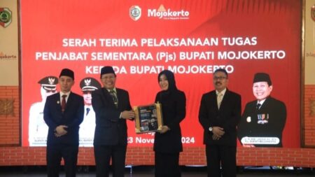 Bupati dan Wakil Bupati Mojokerto Kembali ke Pringgitan Foto BeritaJatim.com
