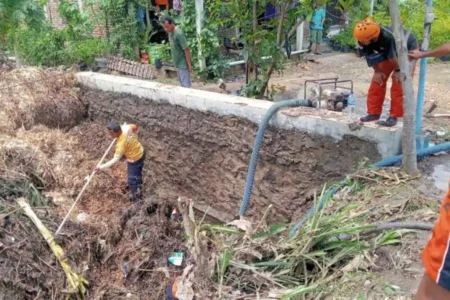 Pegang Tiang Lampu Saat Banjir, Warga Magetan Tersengat Listrik Foto BeritaJatim.com