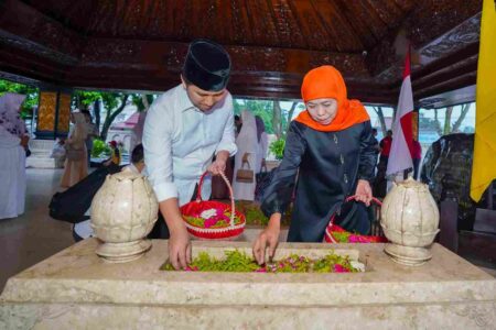 Jelang Pencoblosan, Khofifah-Emil Berziarah ke Makam Bung Karno Blitar Foto BeritaJatim.com