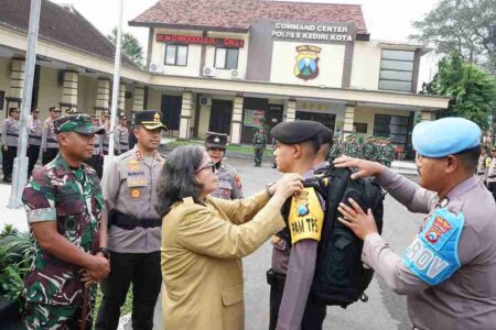 Pj Wali Kota Kediri Pimpin Apel Pergeseran Pasukan Pengaman TPS Foto BeritaJatim.com
