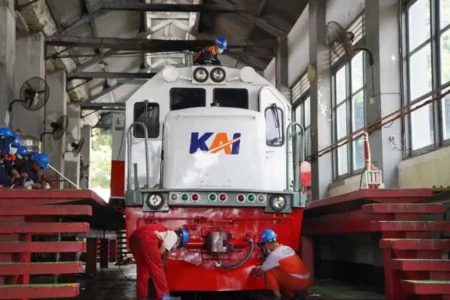 KAI Daop 7 Madiun Siapkan 10 Loko dan 76 Kereta Angkutan Nataru 2024/2025 Foto BeritaJatim.com