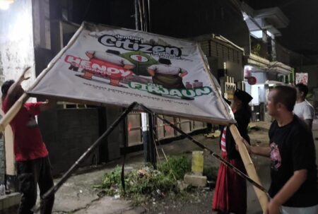 Tim Pemenangan Hendy-Firjaun Turunkan Sendiri APK Pilkada Jember Foto BeritaJatim.com