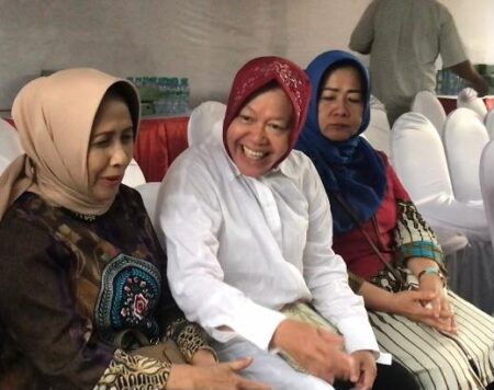 Usai Nyoblos, Risma Berencana Ziarah ke Makam sang Kakek di Kediri Foto BeritaJatim.com