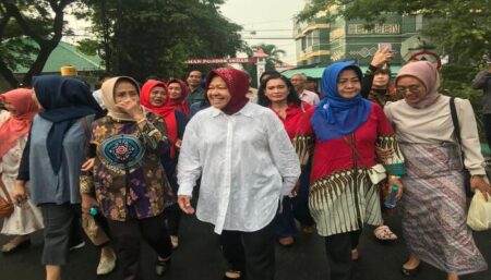 Jalan Kaki Bersama Warga, Risma Datang ke TPS 16 Wiyung Surabaya Foto BeritaJatim.com