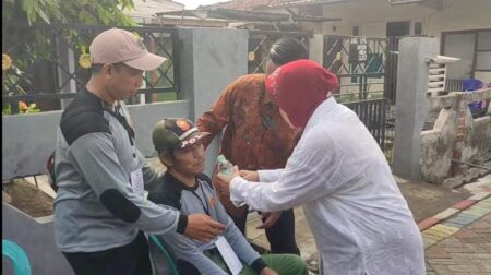 Tinjau TPS 11, Risma Bantu Petugas yang Jatuh Hampir Pingsan Foto BeritaJatim.com