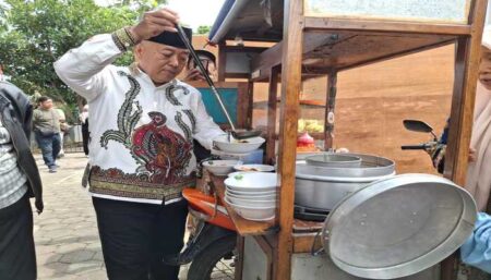 Usai Nyoblos, Calon Bupati Malang Sanusi Traktir Bakso Pemilih Foto BeritaJatim.com