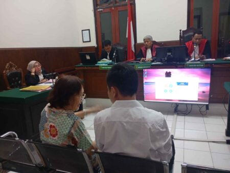 Hakim Pertanyakan SIM Huang Renyi, WNA yang Tabrak Kakak Adik Hingga Tewas Foto BeritaJatim.com