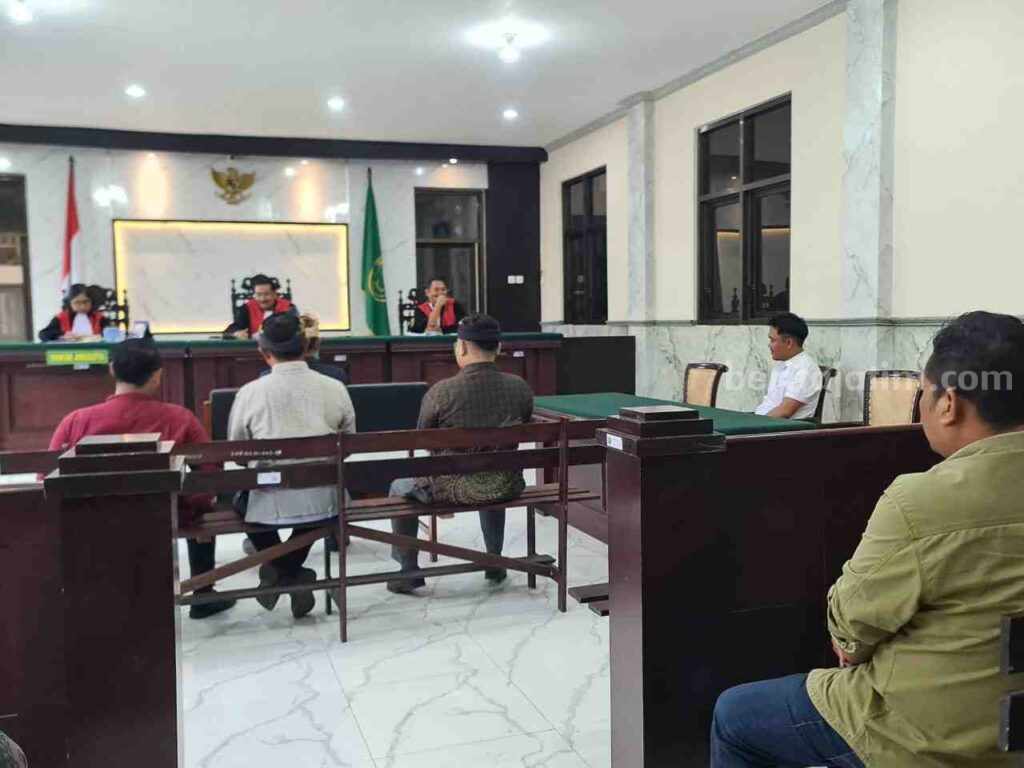 Sidang Dugaan Netralitas Kades di Pilbup Mojokerto, 17 Saksi Dihadirkan Foto BeritaJatim.com