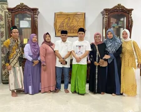 Pasangan Mubarok Menang di Pilbup Mojokerto 2024, Pedagang Jamu Ini Bagikan Gratis Dagangannya Foto BeritaJatim.com