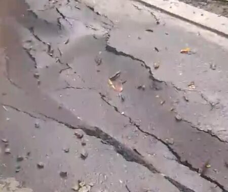 Baru Selesai Dibangun, Beberapa Titik Jalan Aspal di Bandealit Jember Ambles Kena Banjir Foto BeritaJatim.com