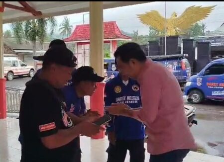 Cabup Jember Muhammad Fawait Serahkan Bantuan untuk Korban Banjir di Wonoasri Foto BeritaJatim.com