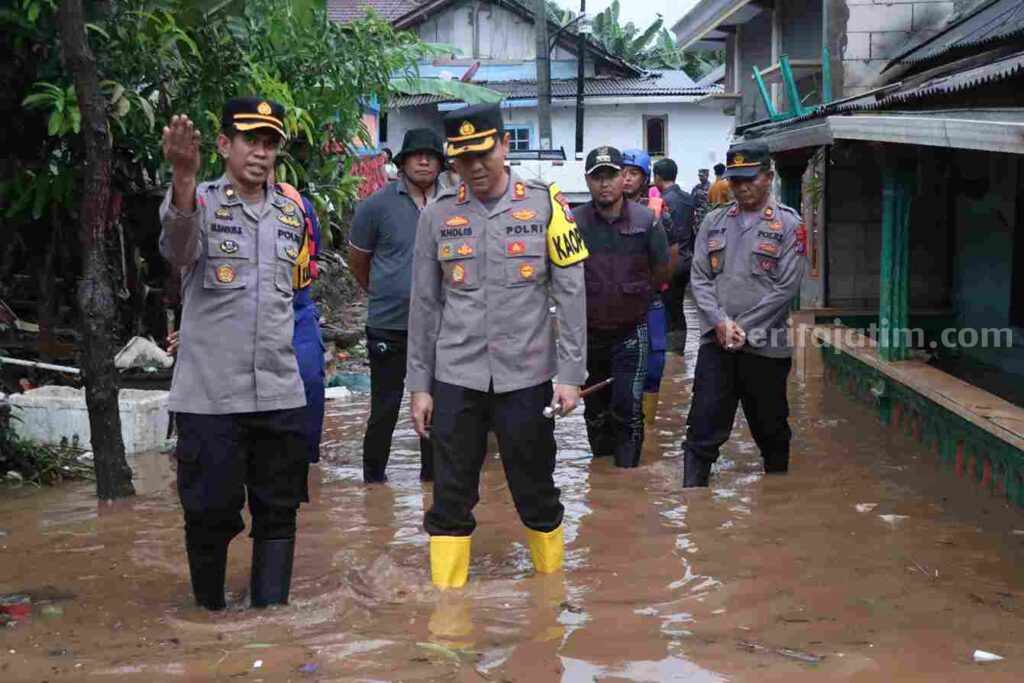 Tinjau Korban Banjir, Kapolres Malang Salurkan Bantuan untuk Warga Foto BeritaJatim.com