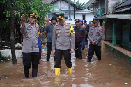 Tinjau Korban Banjir, Kapolres Malang Salurkan Bantuan untuk Warga Foto BeritaJatim.com