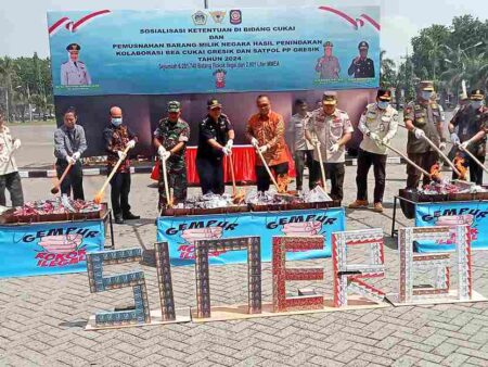 Bea Cukai dan Satpol PP Gresik Musnahkan 6,2 Juta Batang Rokok Ilegal Foto BeritaJatim.com