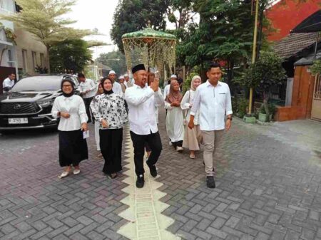 Hadrah Iringi Cabup Gresik Gus Yani dan Keluarga Nyoblos di TPS 16 Foto BeritaJatim.com