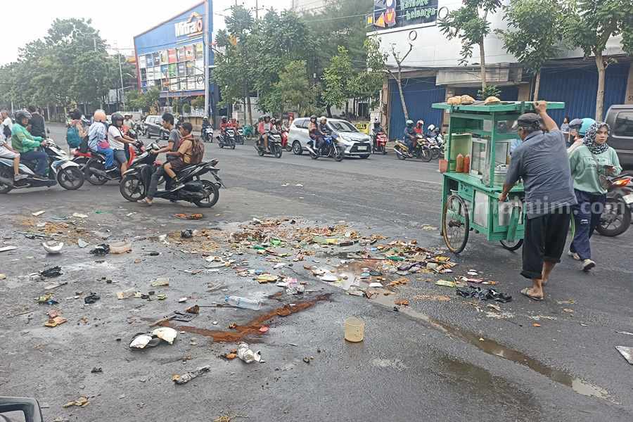 Pengendara Mabuk di Kedungdoro Surabaya, Mobil Innova Tabrak Warung Makan Bekas tabrakan di Jalan Kedungdoro yang menewaskan 2 orang. (Foto/anggadia)