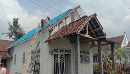 Tak Hanya Sekolah, Puluhan Rumah Warga Blitar Juga Rusak Diterjang Puting Beliung Rumah warga di Kecamatan Gandusari Kabupaten Blitar rusak akibat diterjang angin kencang, Jumat (1/11/2024). (Foto : Winanto/beritajatim.com)