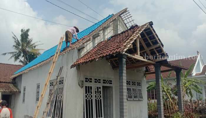 Rumah warga di Kecamatan Gandusari Kabupaten Blitar rusak akibat diterjang angin kencang, Jumat (1/11/2024). (Foto : Winanto/beritajatim.com)