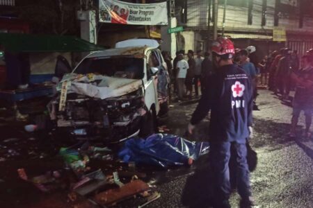 Mobil Innova maut yang dikendarai oleh Alief menabrak sebuah warung dan menewaskan 2 orang.