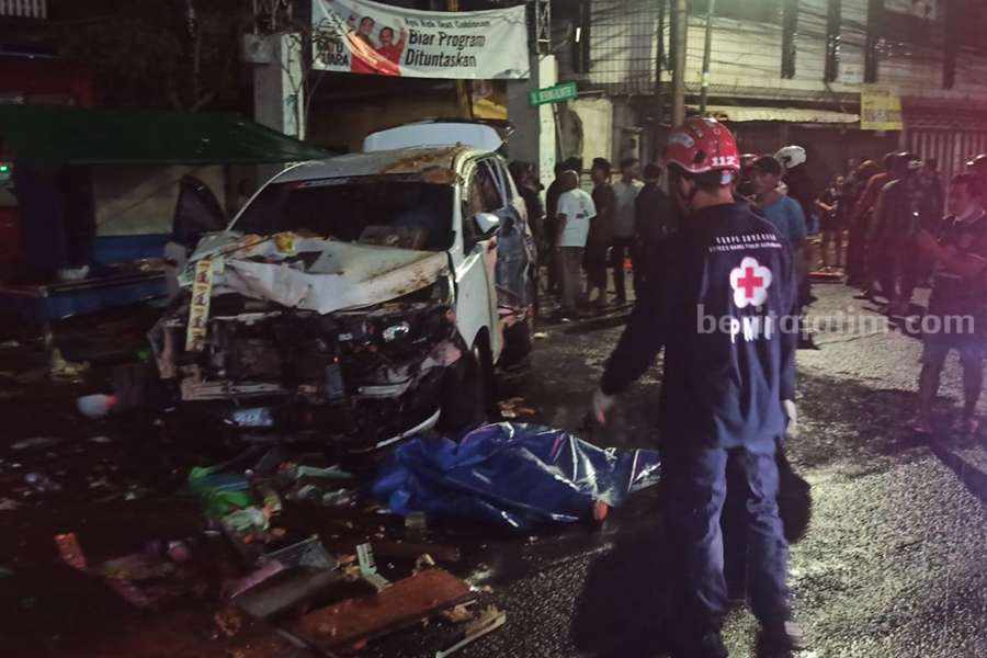 Mobil Innova maut yang dikendarai oleh Alief menabrak sebuah warung dan menewaskan 2 orang.