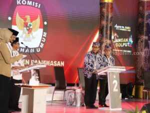 Paslon KHARISMA, KH Kholilurrahman dan Sukriyanto (kanan/2) mengenakan jaket batik Sekar Jagad saat debat publik kedua di Hotel Odaita Pamekasan, Sabtu (2/11/2024).