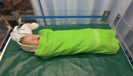 Penampakan bayi perempuan ditemukan warga saat dirawat di RS Soewandhie Surabaya (dok. Ist)