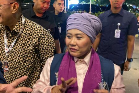 Debat Cagub Kedua, Luluk Singgung Korupsi di Lingkungan Pemprov Jatim Luluk Nur Hamida saat datang ke lokasi debat cagub-cawagub Jatim kedua di Grand City Convex, Senin (04/11/2024).