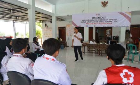 PMI Pamekasan Gelar Orientasi Perlindungan Gender dan Inklusi bagi 25 Relawan KSR foto beritajatim