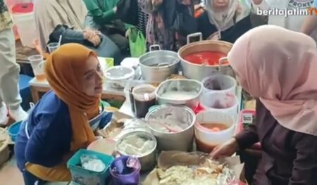 Khofifah Borong Jajan di Pasar Atom Surabaya Foto BeritaJatim.com