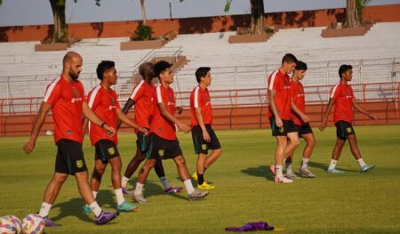 Persebaya Diterpa Badai Cedera Jelang Lawan Persija, Ini Kata Paul Munster Foto BeritaJatim.com