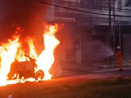 Mobil Warga Menur Pumpungan Surabaya Habis Terbakar Foto BeritaJatim.com