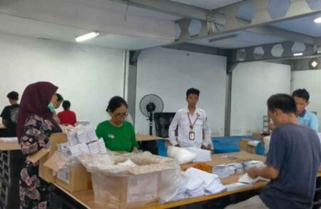 Proses Sortir Lipat Surat Suara Pilgub Jatim di Pamekasan Tuntas Foto BeritaJatim.com
