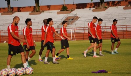 Hadapi Persija, Paul Munster Rotasi Posisi Pemain Persebaya Foto BeritaJatim.com