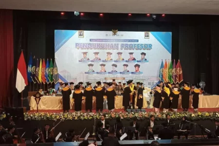 Unesa Kukuhkan 11 Guru Besar Baru, Diharapkan Tingkatkan Inovasi dan Riset Akademik Foto BeritaJatim.com