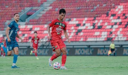 Ini Alasan Pelatih Persebaya Mempercayakan Rizky Dwi Menjadi Starter Foto BeritaJatim.com