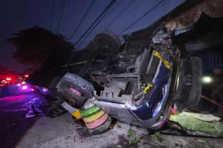 Hindari Motor, Bus Sumber Selamat Terguling di Maospati Magetan Foto BeritaJatim.com