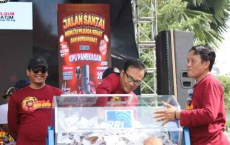 Jalan Santai Berhadiah, Cara KPU Pamekasan Sosialisasikan Pilkada 2024 Foto BeritaJatim.com