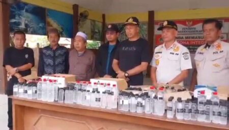 Satpol PP Gagalkan Peredaran Puluhan Miras di Pulau Bawean Gresik Foto BeritaJatim.com