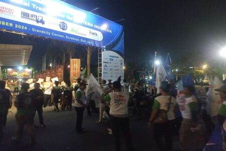 Beda Gaya Cagub-Cawagub Datangi Arena Debat Terakhir Pilgub Jatim Foto BeritaJatim.com