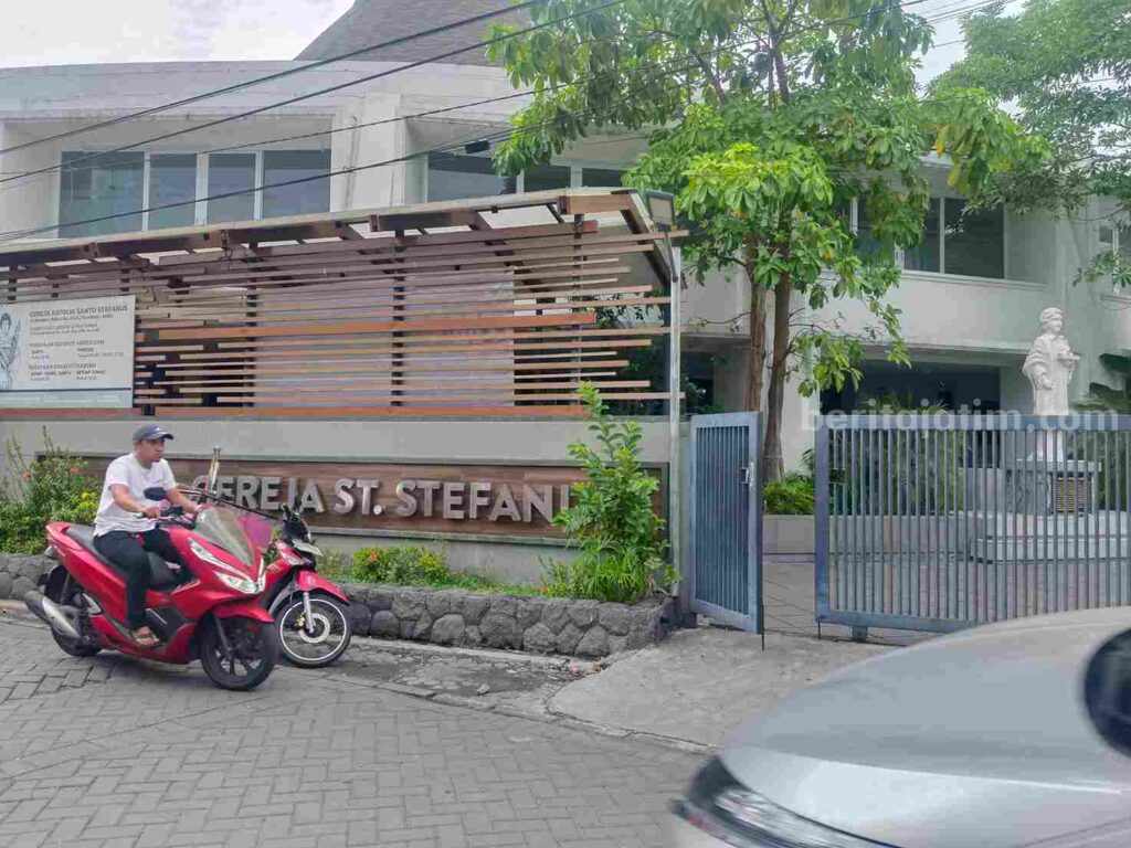 Kesaksian Warga Soal Pelaku Teror di Gereja Katolik Surabaya: Usia Muda, Pakai Kerudung dan Cadar Foto BeritaJatim.com