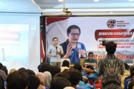 Kontestasi Pilgub Jatim 2024, Rocky Gerung Soroti Tiga Srikandi Foto BeritaJatim.com