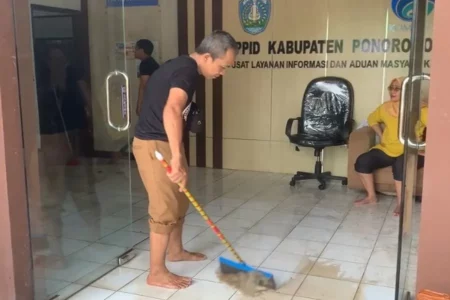 Kantor Diskominfo Ponorogo Kebanjiran, Pegawai Bersihkan Sisa Air Foto BeritaJatim.com