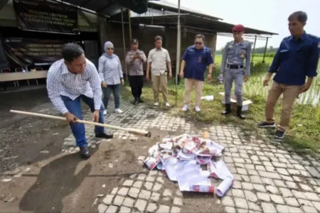 KPU Magetan Musnahkan Ratusan Surat Suara Rusak Foto BeritaJatim.com
