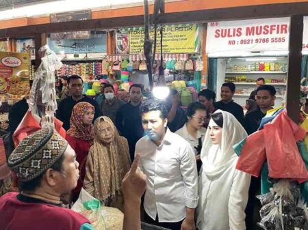 Disambut Antusias, Emil Dardak Sambangi Pasar Babat Lamongan