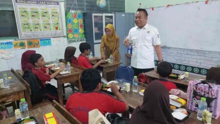 Inisiasi Uji Coba Makan Siang Gratis di SDN Kedurus I, DPRD Surabaya: Dukung Program Nasional foto beritajatim